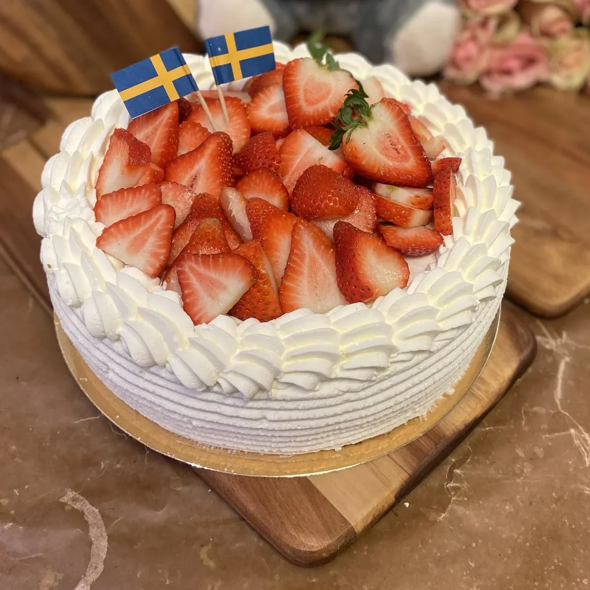 Gräddtårta med färska jordgubbar, jordgubssylt och vaniljkräm