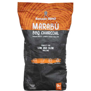 En säck med grillkol. Säcken är svart med orange topp och vit text