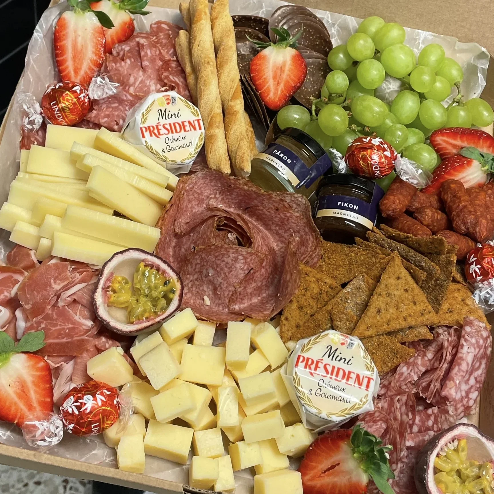 Tapastallrik med salami, ost och frukter