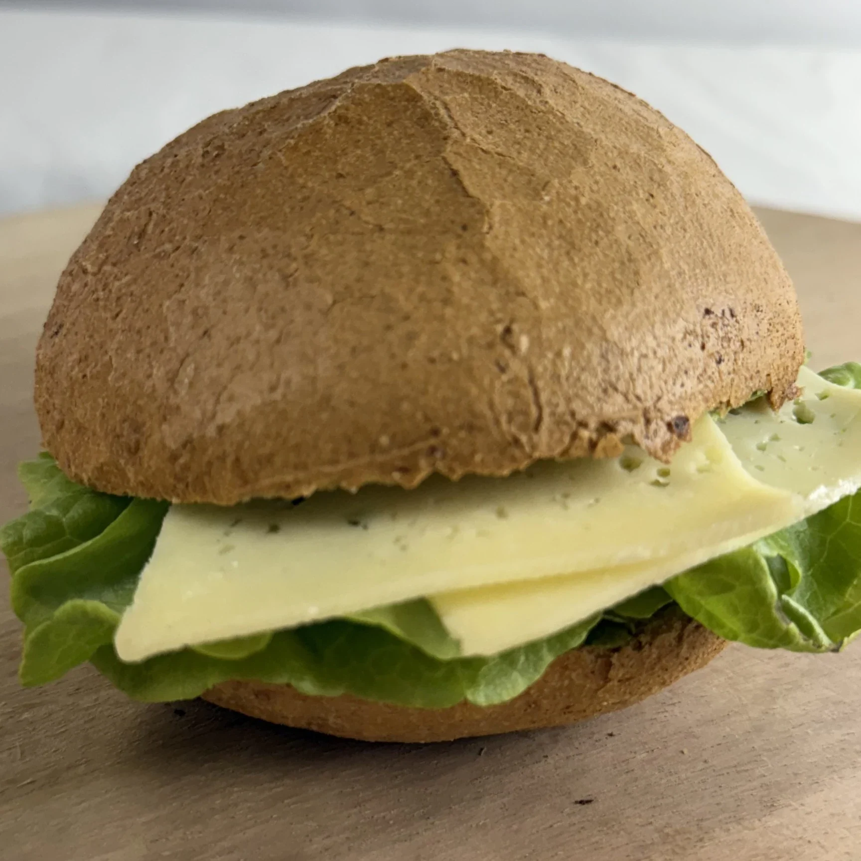 Surdegsfralla med ost och sallad, easy dining