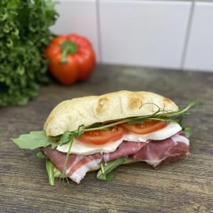 Schiacciata med parmaskinka, mozzarella och grönsaker