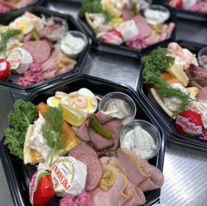 Jultallrik med flera olika av julens rätter