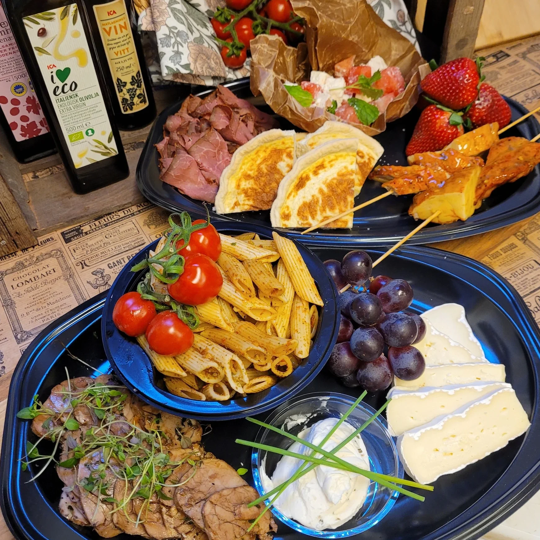 Sommarbuffén upplagd på fat, med pastasallad, kallskuret, ostar och frukt.