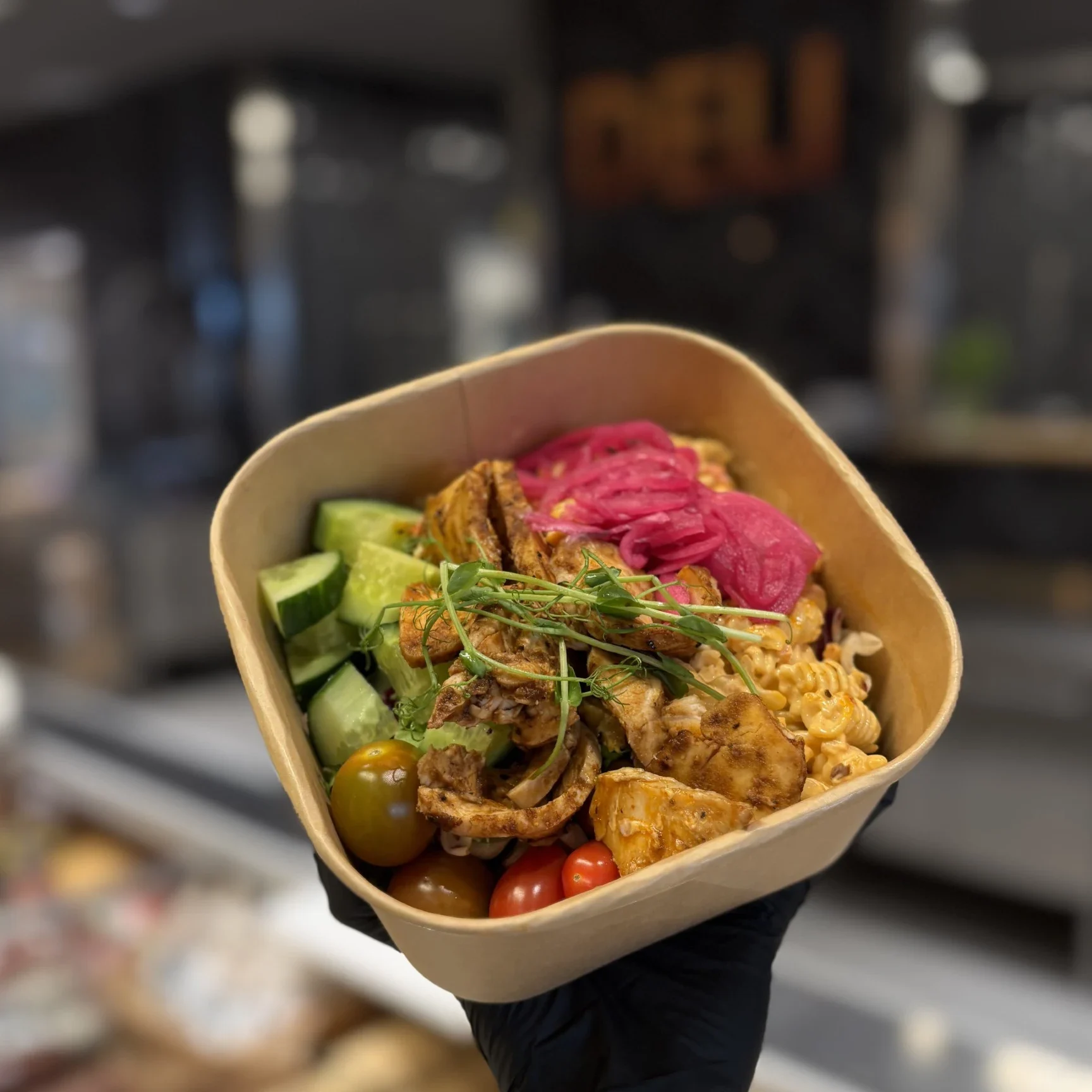kycklingsallad med krämig chilipasta och massa götte