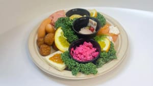 Jultallrik med ett urval av julens godsaker.