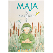 Maja löser korsord.