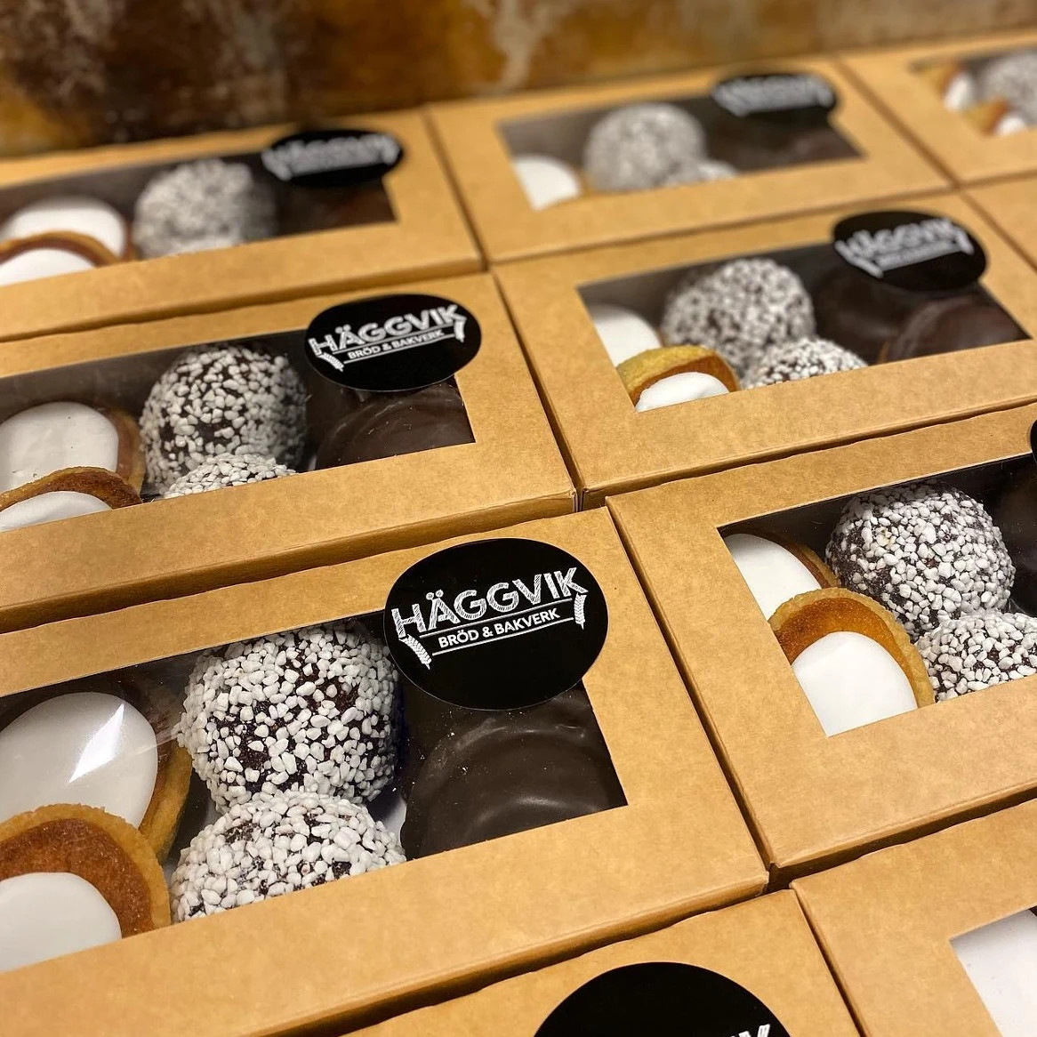 En kartong som innehåller nnehåller 2 st chokladbiskvier, 2 st mazariner, 2 st chokladbollar med pärlsocker.