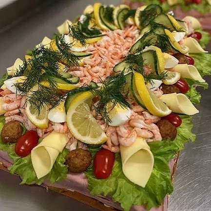Våran smörgåstårta med räkor är även toppad med ägg, citron, gurka, köttbullar, tomat ost och dill.