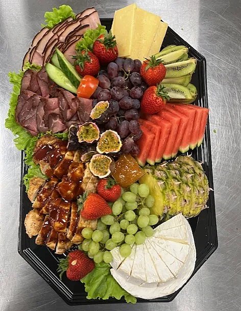 Vår populära exotiska planka, med kycklingfilé, rostbiff, rökt skinka, frukter efter säsong, brieost, kataost och vår egna tomatmarmelad.