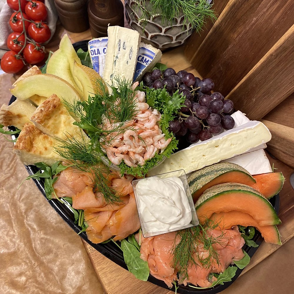 fat med kallrökt lax, västerbottenostpaj., aioli, färska räkor, frukt, ost
