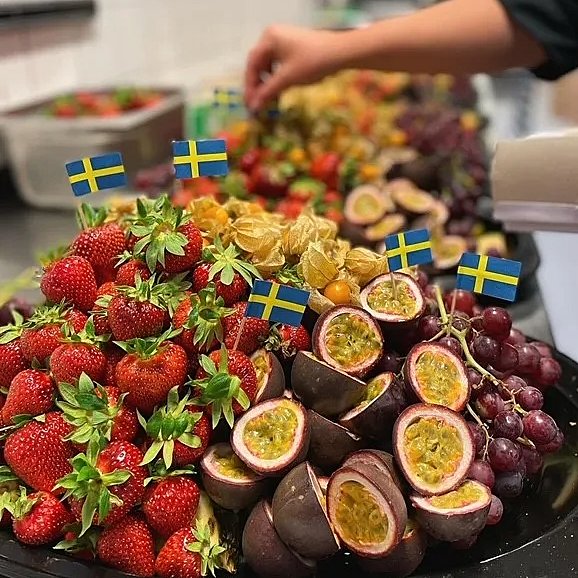 Fruktfat med druvor och flaggor