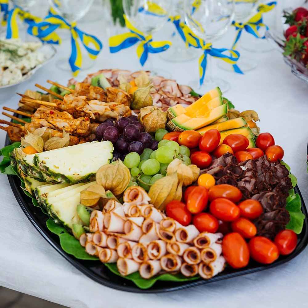 Bufféfat med skinka, rostbiff, kalkon och kycklingspett. Serveras på en bädd av sallad tillsammans med olika sorters frukter.