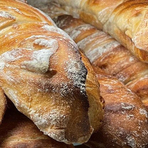 Levain baguette gjord av surdegsbröd