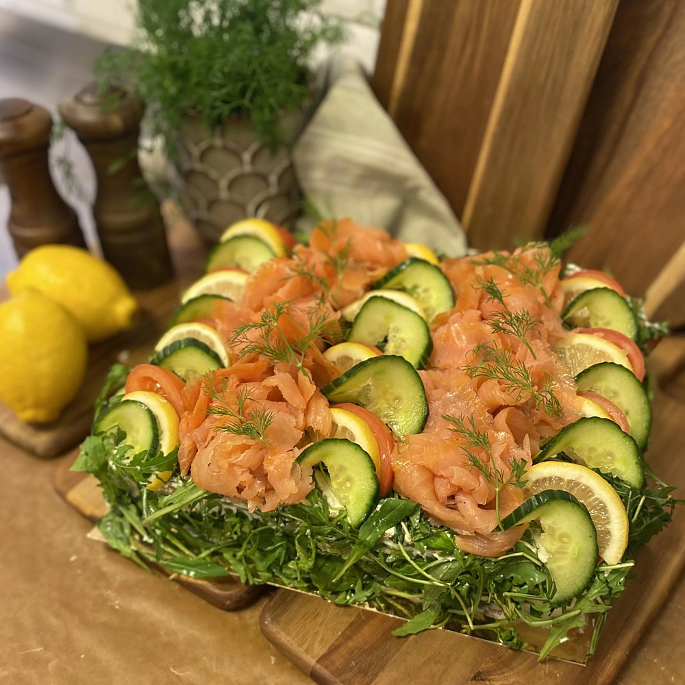 smötgåstårta toppad med lax och pepparot
