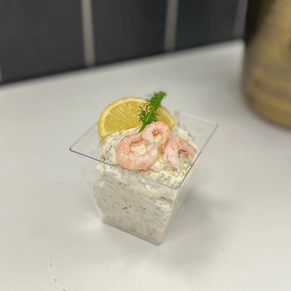 En lyxig skagen med handskalade räkor, västerbottensost och grönt äpple.