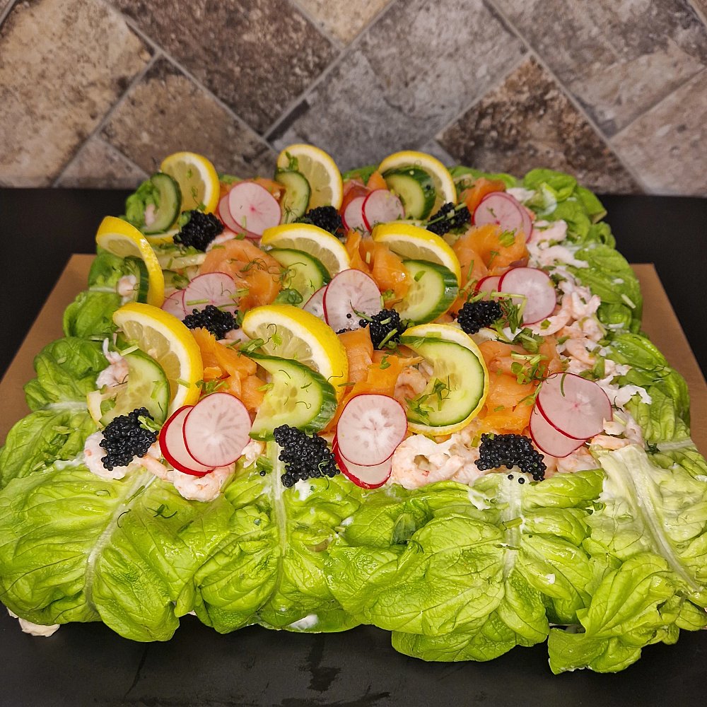smörgåstårta med handskalade räkor, kallrökt lax, citron, gurka, stenbitsrom, gurka, rädisa samt krispig sallad,