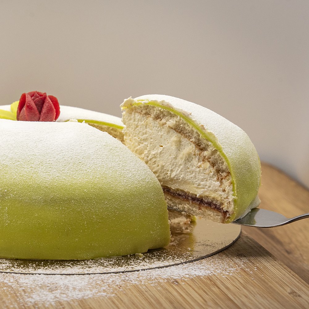 En tårtbit lyfts ur den gröna prinsesstårtan.