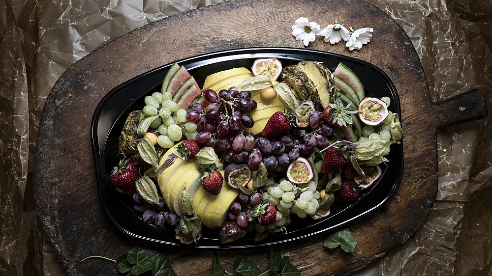 ett fantastiskt fruktfat med säsongens frukt