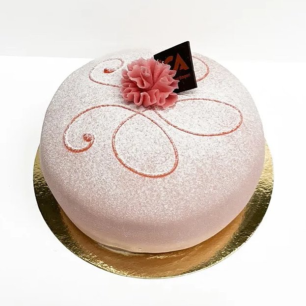 En rosa princesstårta med rosa ros.