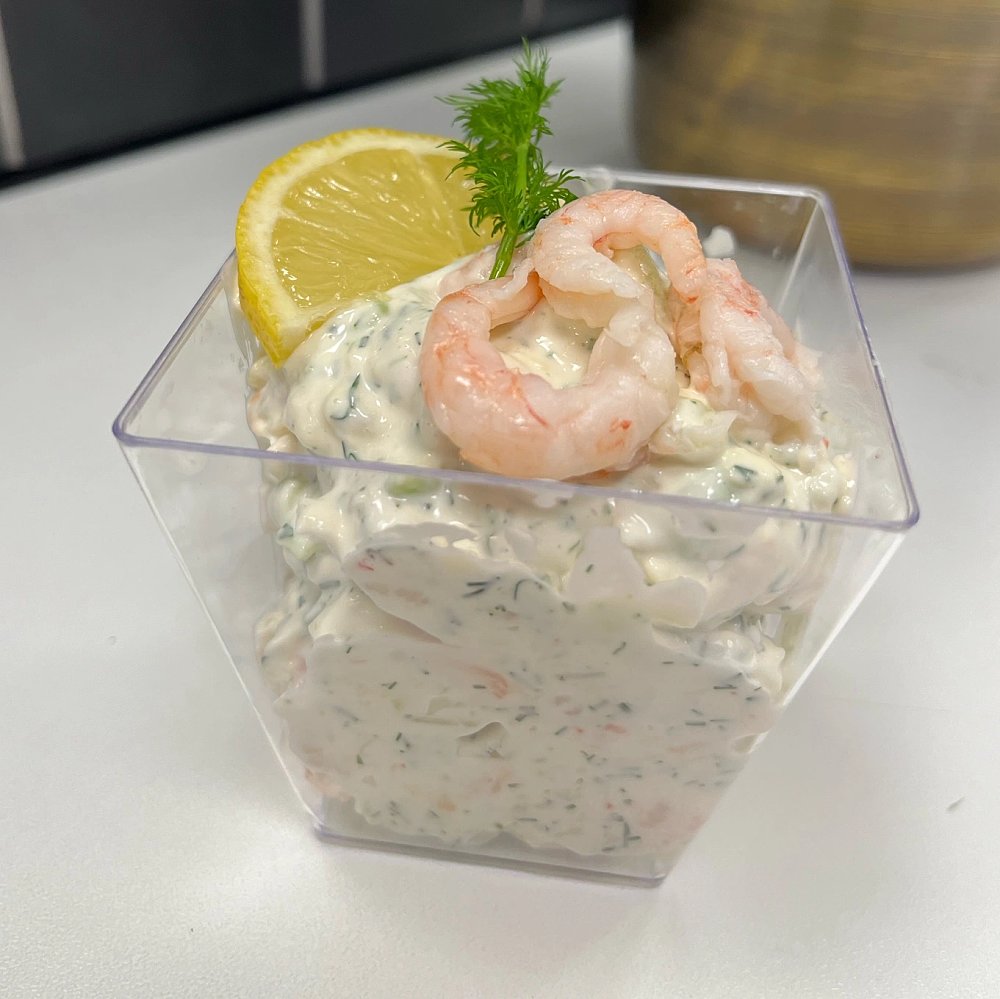 En lyxig skagen med handskalade räkor, västerbottensost och grönt äpple.