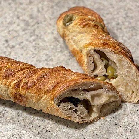 Surdegsbaguette med ost & oliver