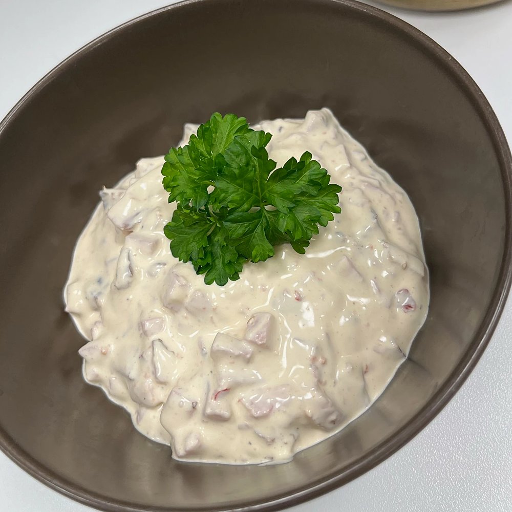 En röra på vindelrökt skinka, cremefraiche, majonäs och sambaloelek.