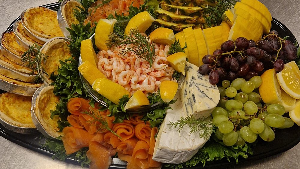 Fiskarbricka. Västerbotten paj, lax, räkor, brieost, frukt, mögelost.