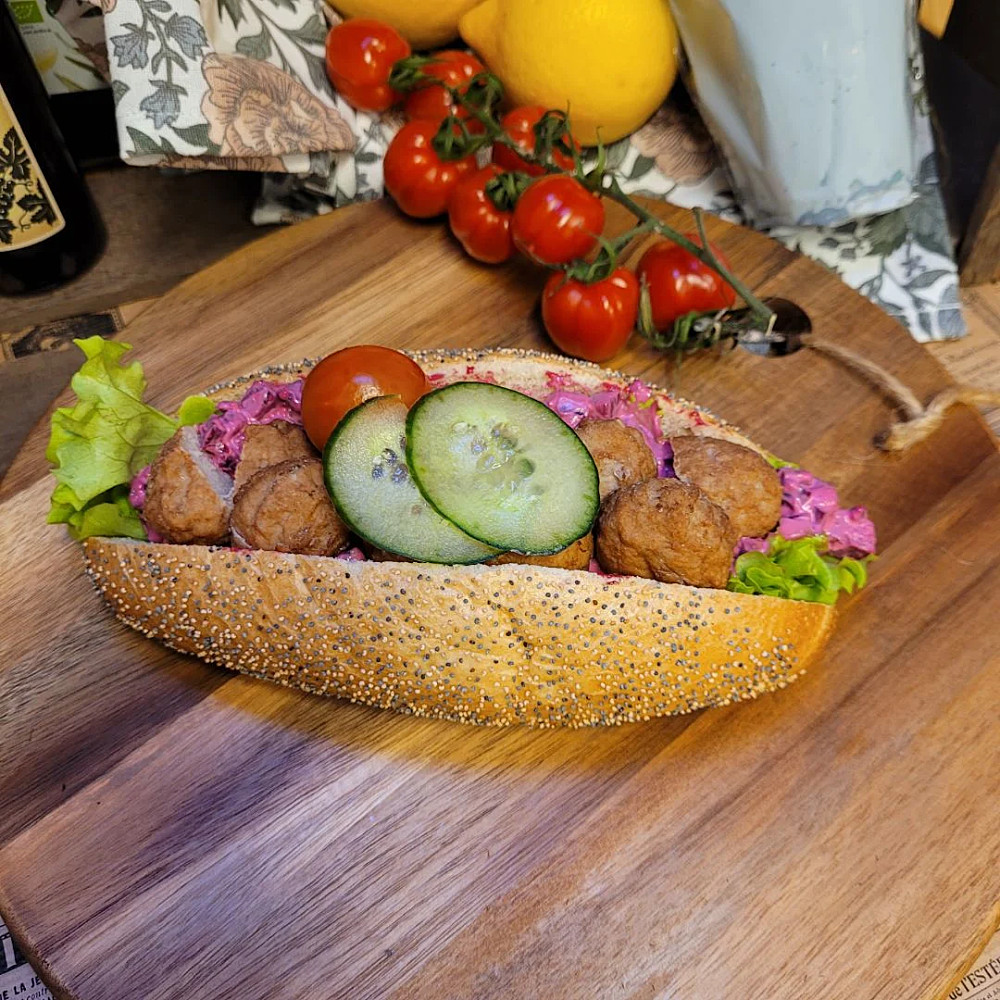 En vallmobaguette från vårt eget lager fylld med rödbetssallad, köttbullar, sallad, tomat och gurka.