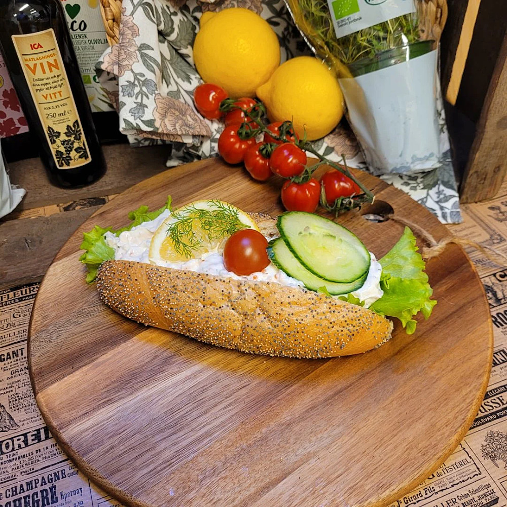 Baguette från vårt egna bageri med skagenrörafyllning, sallad, gurka, tomat, citron och dill.