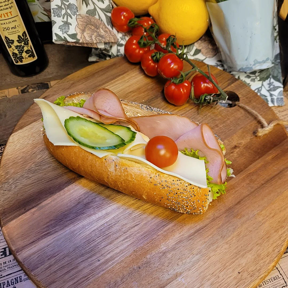 Vallmobaguette bakad i vårt bageri med ost, skinka, sallad, tomat och gurka på.
