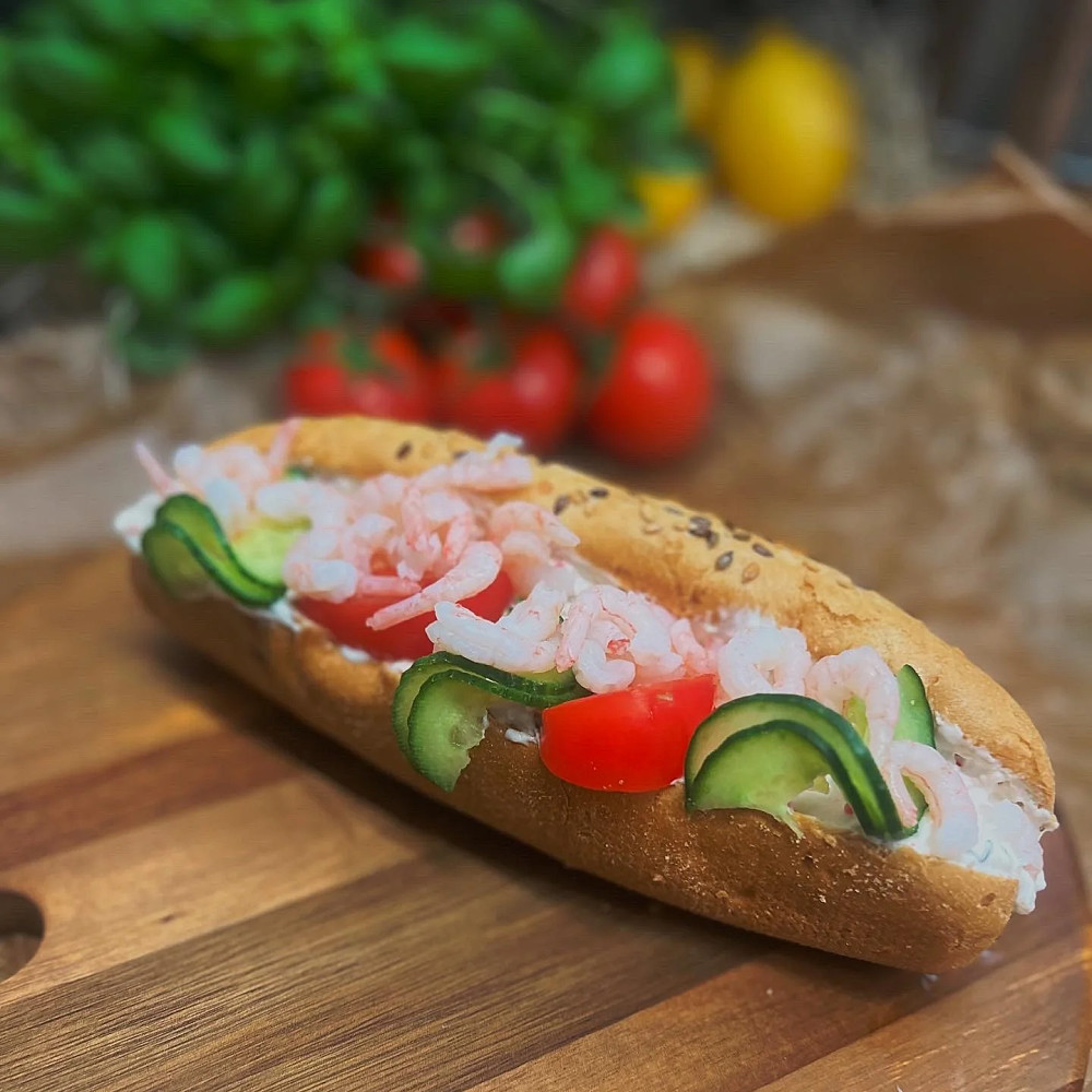 Baguette fylld med ishavsröra och räkor