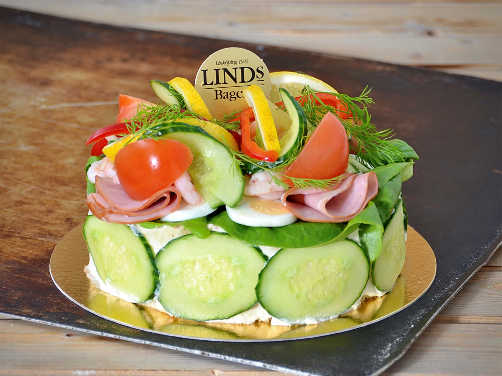 Fyllning av skinkröra. Dekorerad med räkor, ägg, skinka, sallad och grönsaker.  Bakad utan Gluten* och laktos i hela receptet (Innehåller: Fläsk, skaldjur, mjölk och ägg)