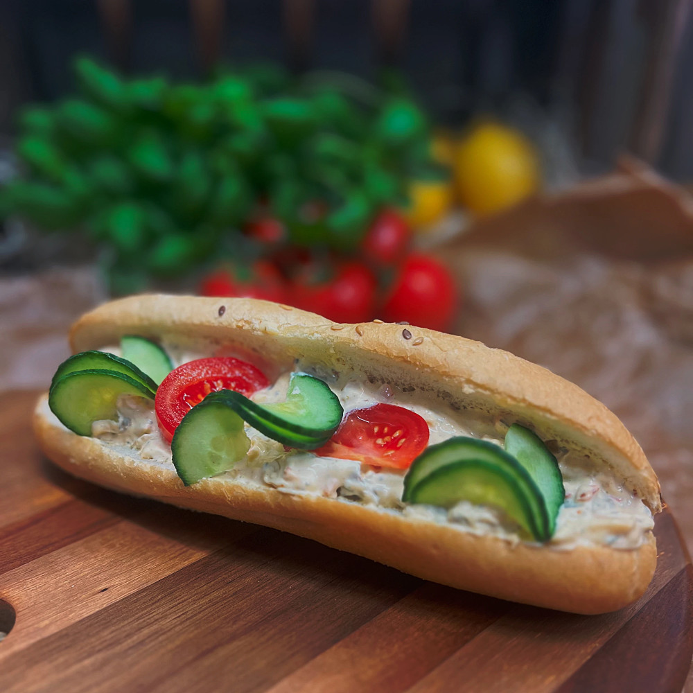 Baguette fylld med kebabröra, tomat och gurka