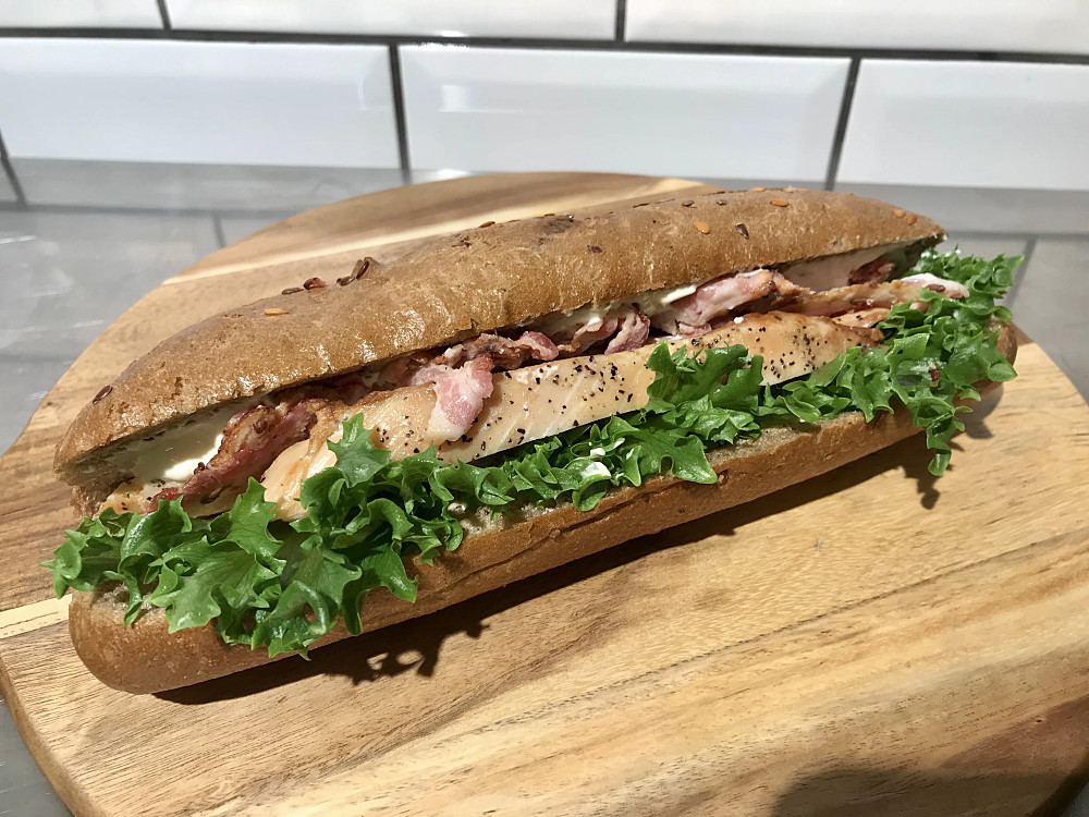 En fylld baguette med kyckling bacon och dijonaioli