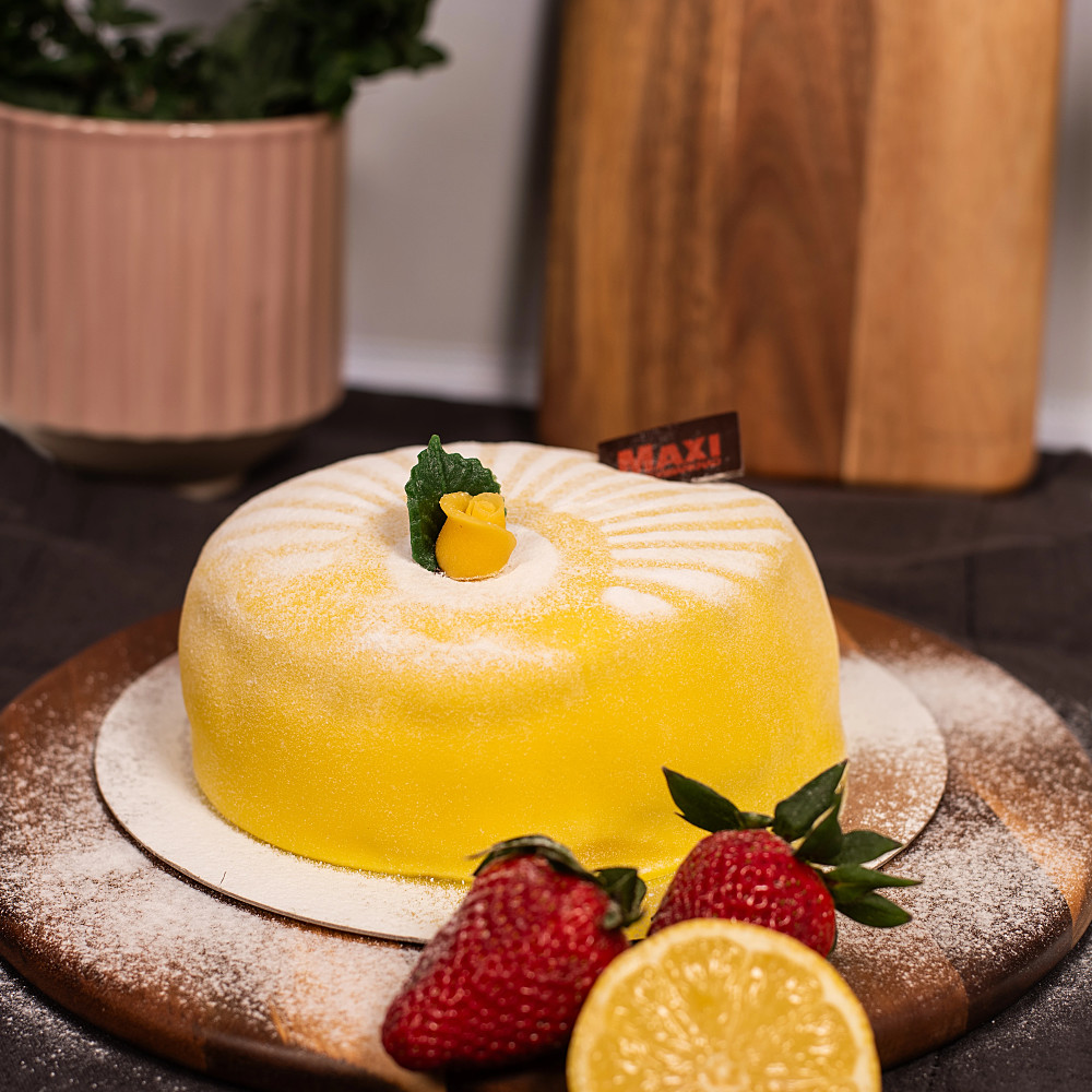 Sockerkaksbotten, vaniljkräm, citronkräm, jordgubbsgrädde  och citronmarsipan.