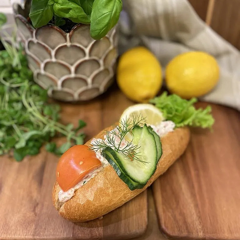 baguette med skagenröra, toppad med grönsaker