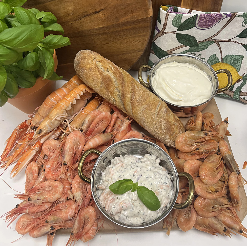 Skaldjurskasse innehållandes färska räkor, havskräftor, rökta räkor, aioli & surdegsbaguette