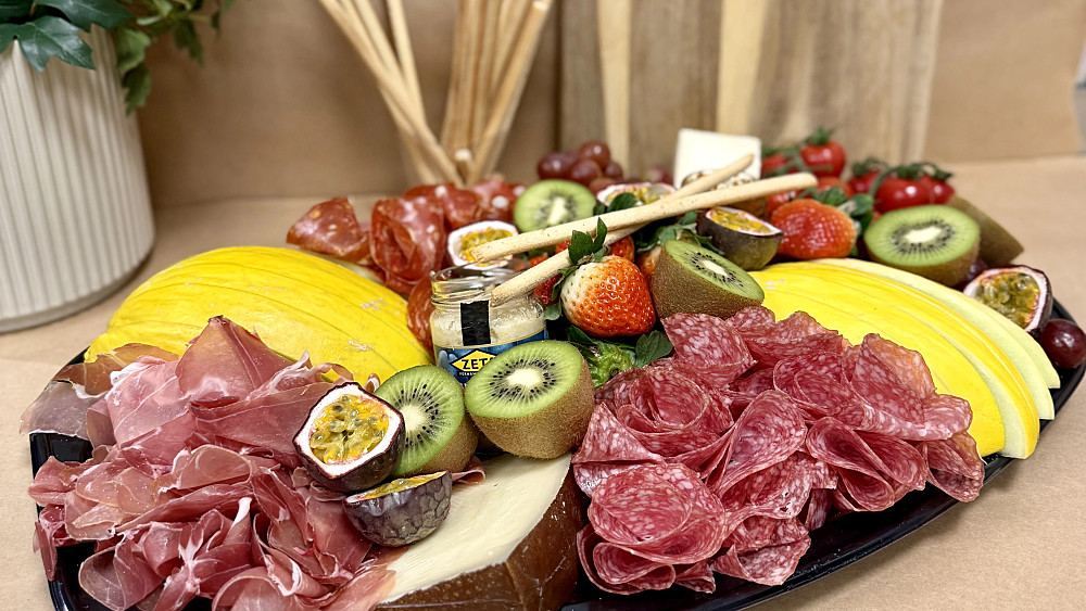 Fylld delikatessdisk med kökets producerade delikatesser.
