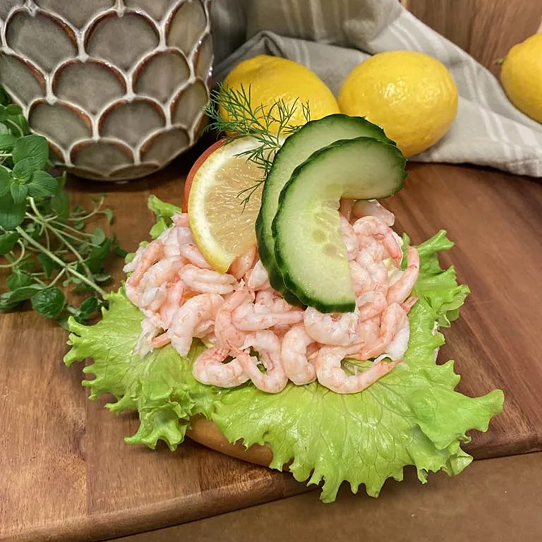 Tekaka med handskalade räkor, toppad med grönsaker