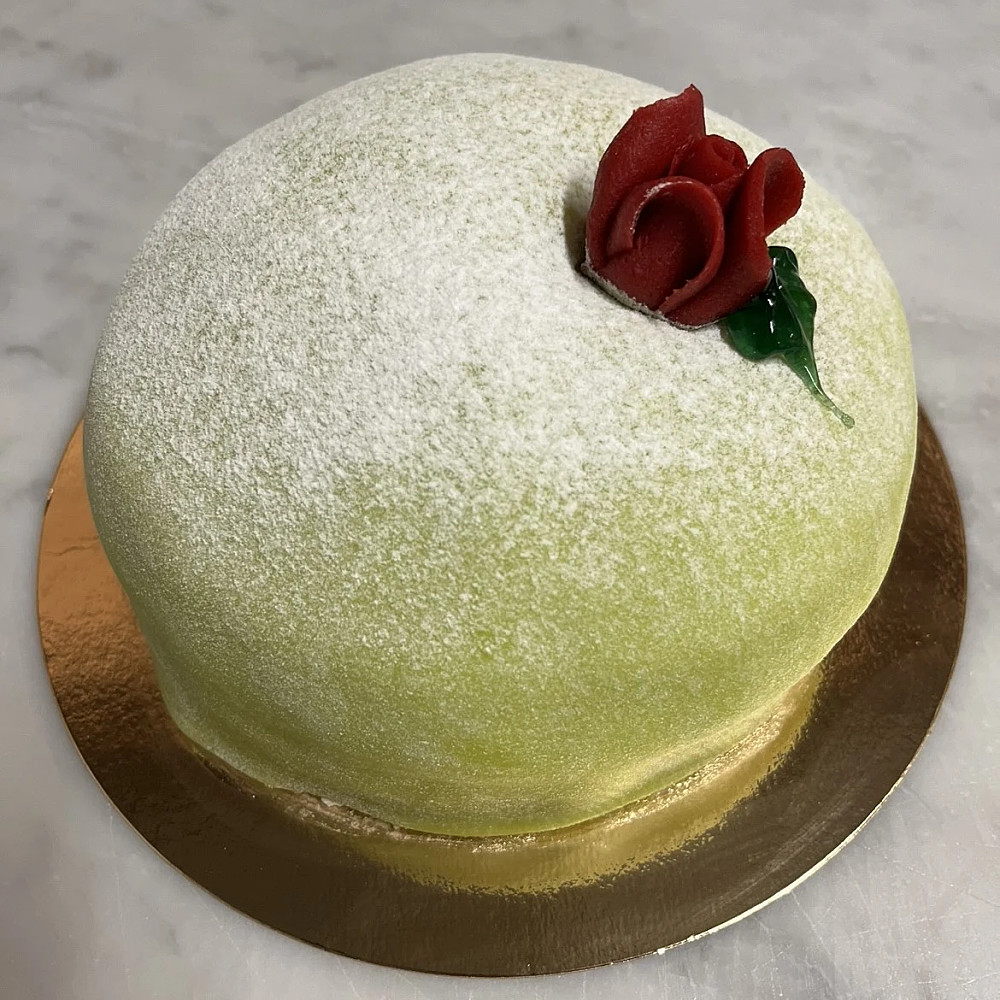 Grön princesstårta med rosa ros.