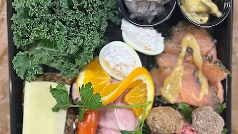 Jultallrik med gravad lax, köttbullar, rödbetssallad, sill och kavring med ost.