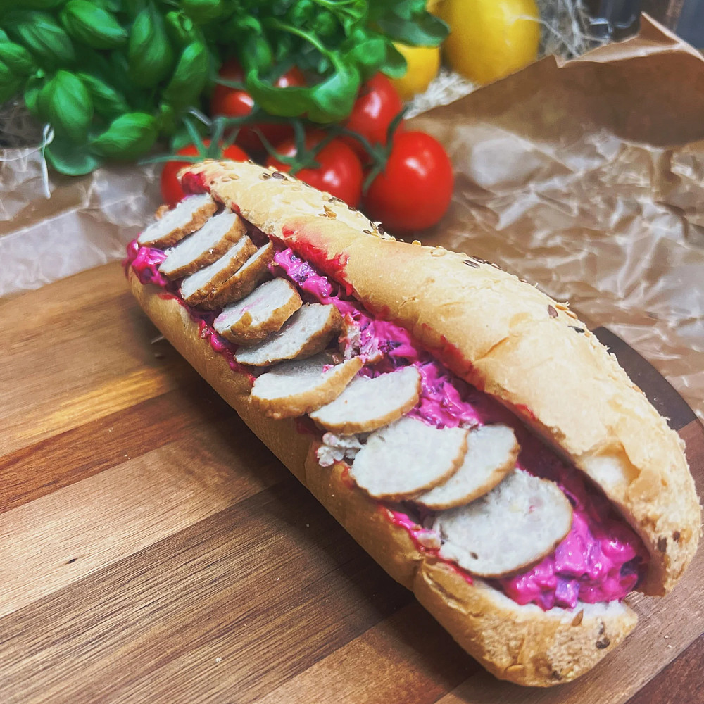 Fylld baguette med rödbetssallad och köttbullar