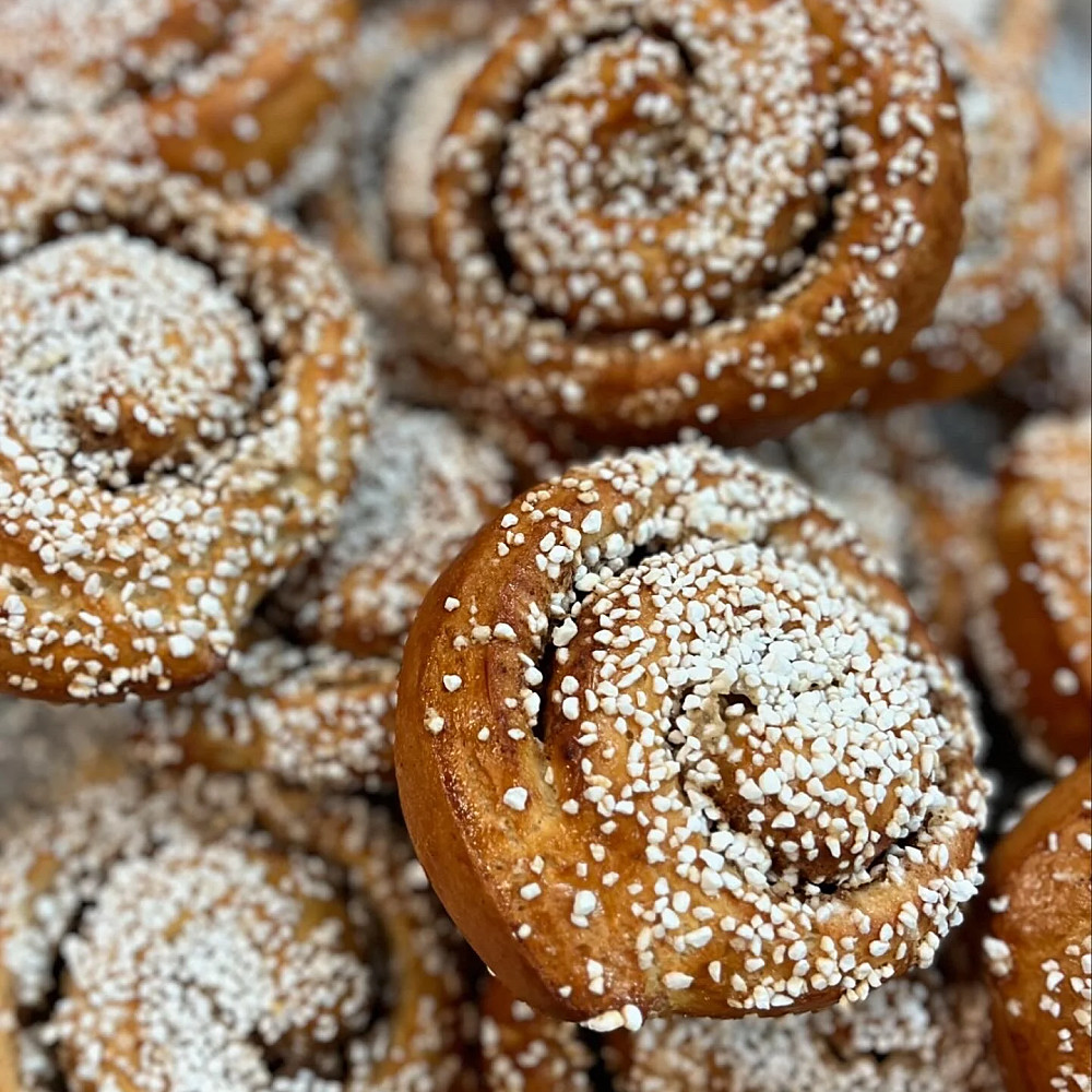 Kanelbullar med pärlsocker på.