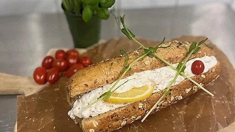 Grov baguette med skagenröra och en citronskiva