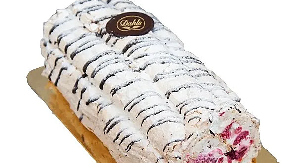 Budapestlängd med hallon i och dekorerad med mörk choklad