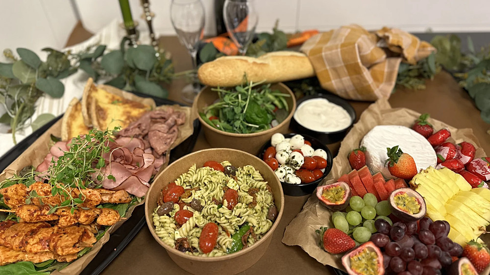 VÅR buffe mellan. Kallskuret, pastasallad, bröd och aioli