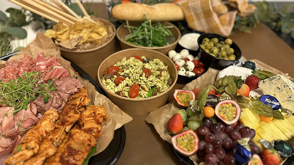 kallskuret, pastasallad, bröd och fruktfat.