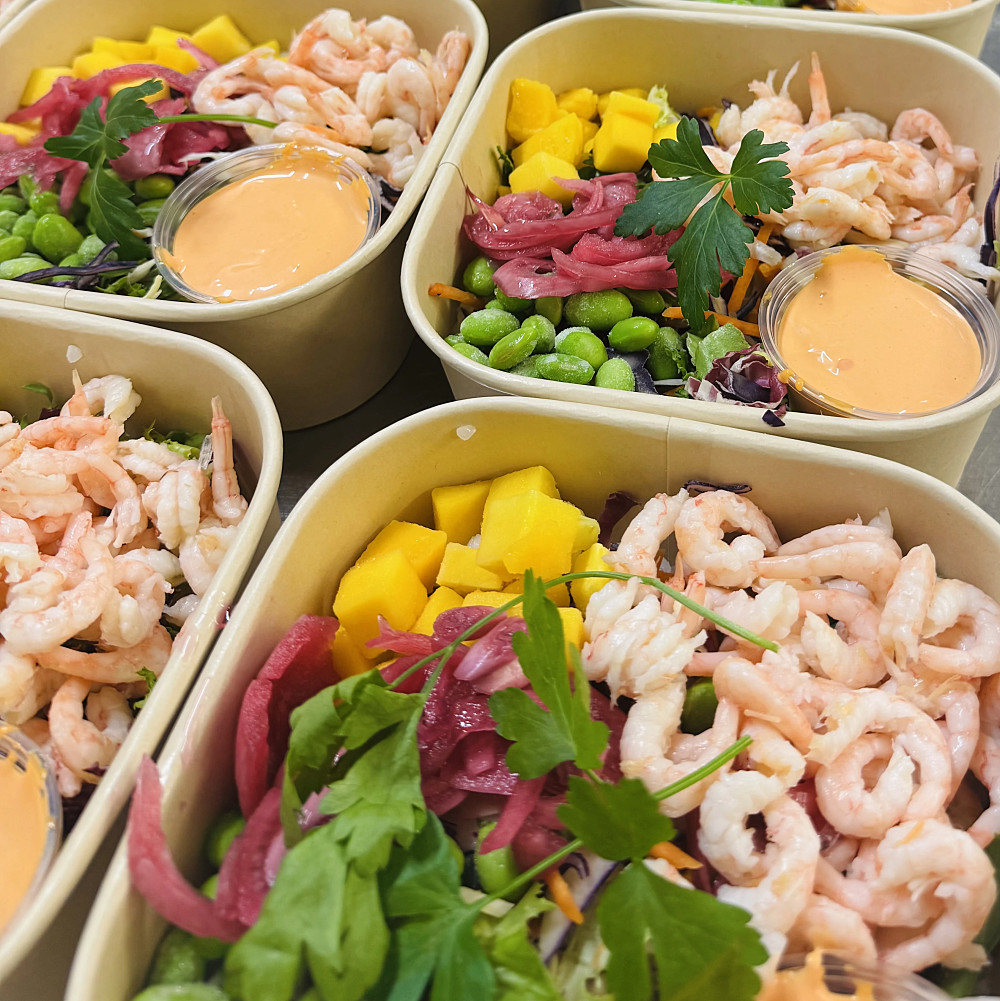 Pokebowl med handskalade räkor och srirachamajonäs