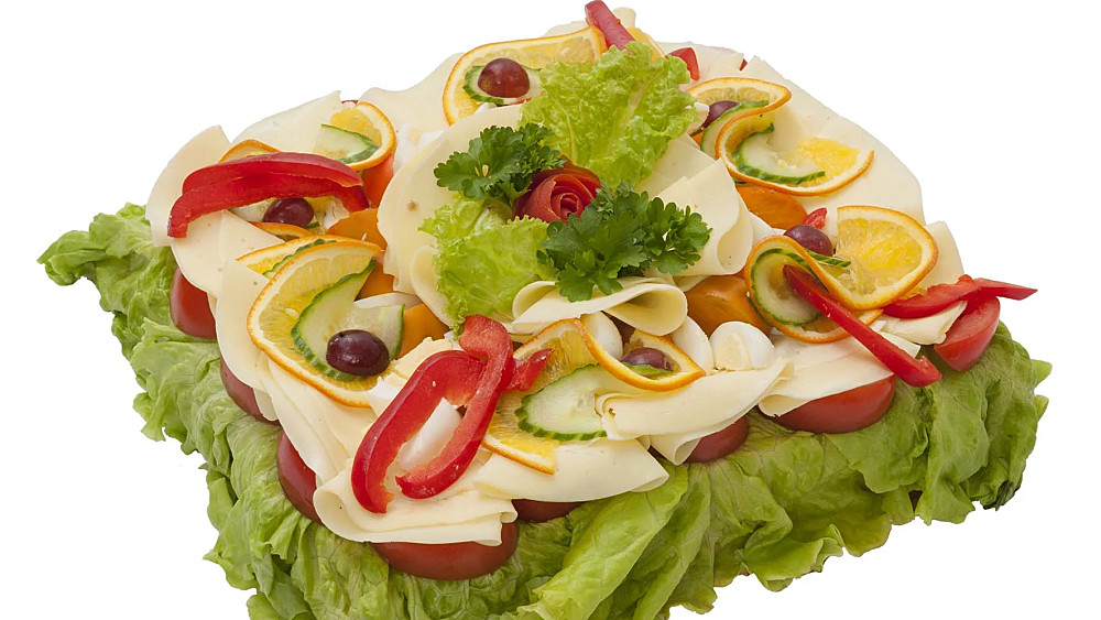 Vegetarisk smörgåstårta (lakto-ovo) garnerad med ost, paprika, grönsallad