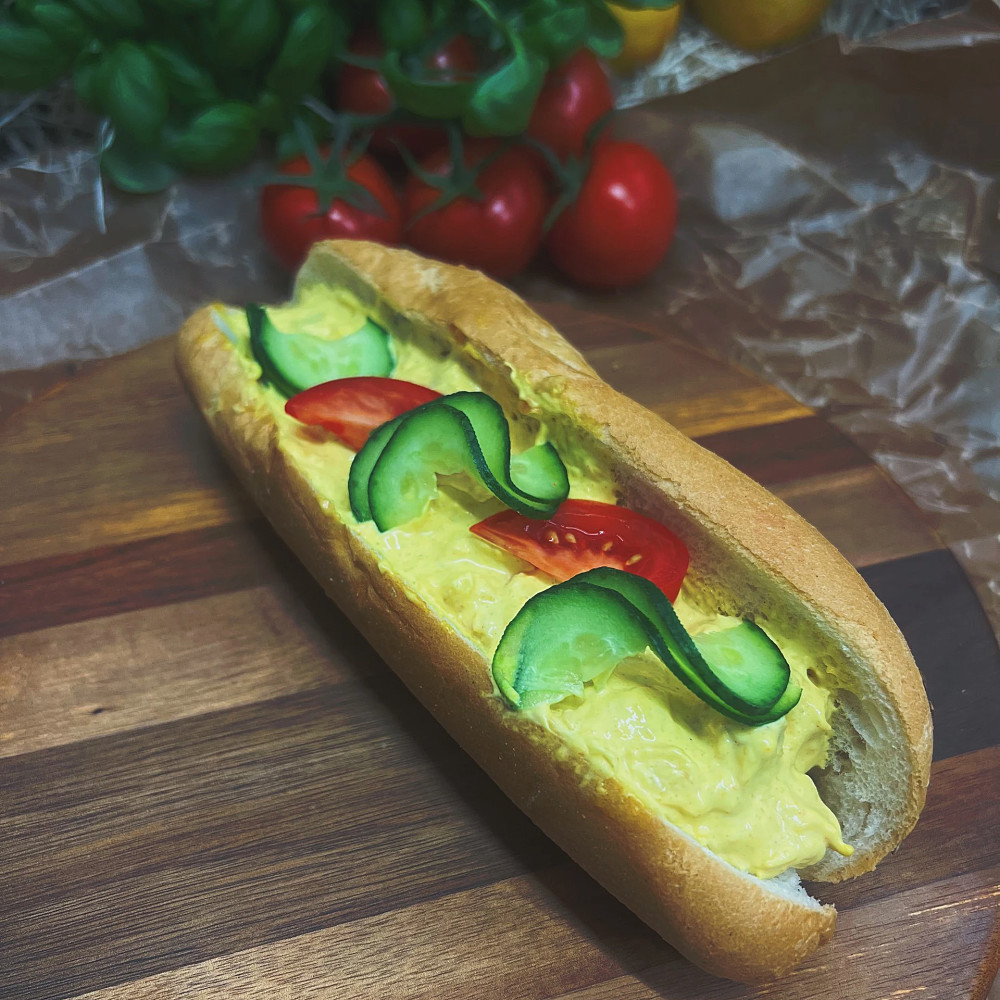 Kyckling curry baguette med tomat och gurka